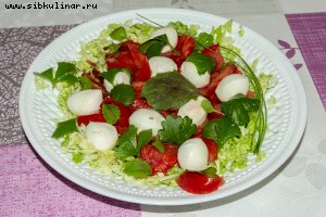 Салат из пекинской капусты с брынзой и помидорами