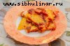 Яичница-болтунья на сале с томатной пастой, луком и колбасой