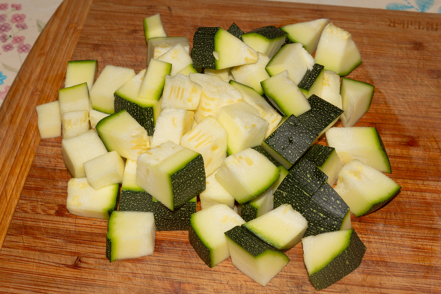 нарезанный кабачок по рецепту Кабачки, тушенные с зелёным горошком