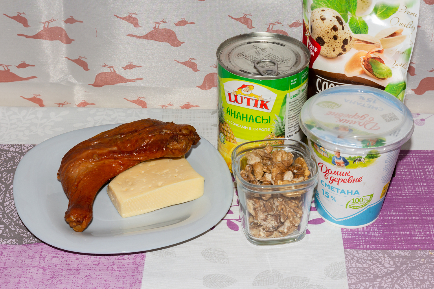 продукты для рецепта Салат с копчёной курицей, ананасом и грецкими орехами