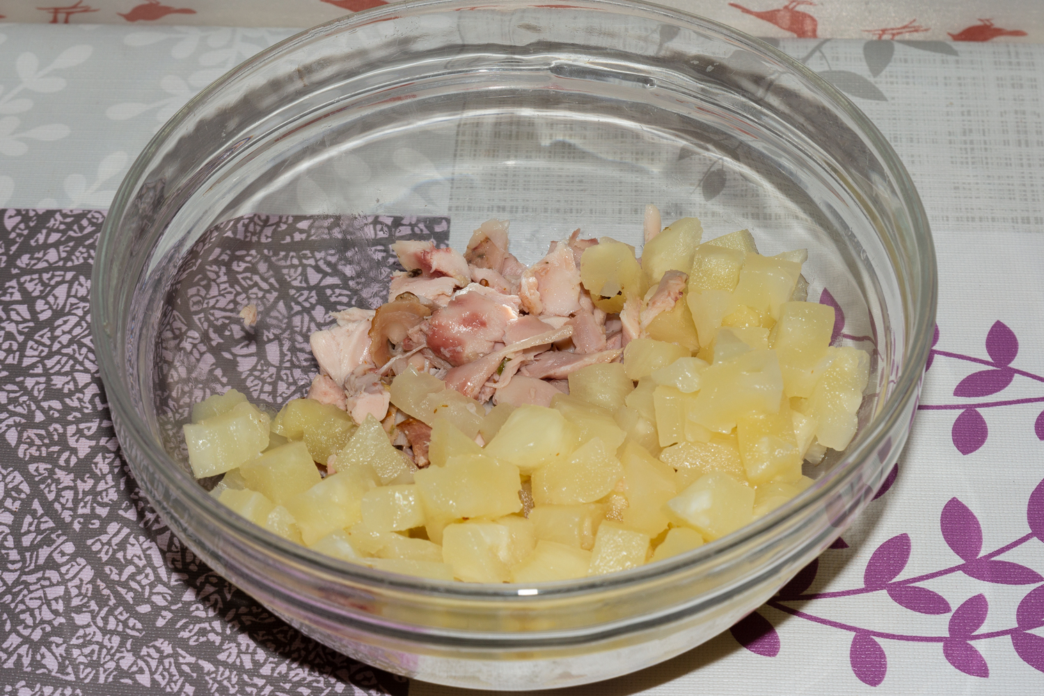 нарезанные продукты по рецепту Салат с копчёной курицей, ананасом и грецкими орехами