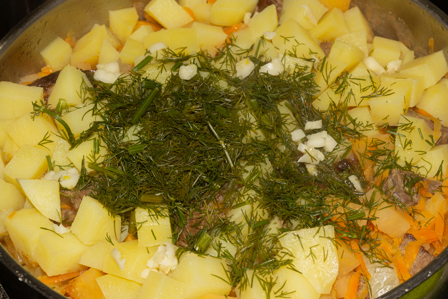 готовое блюдо по рецепту Тушеная говядина с овощами