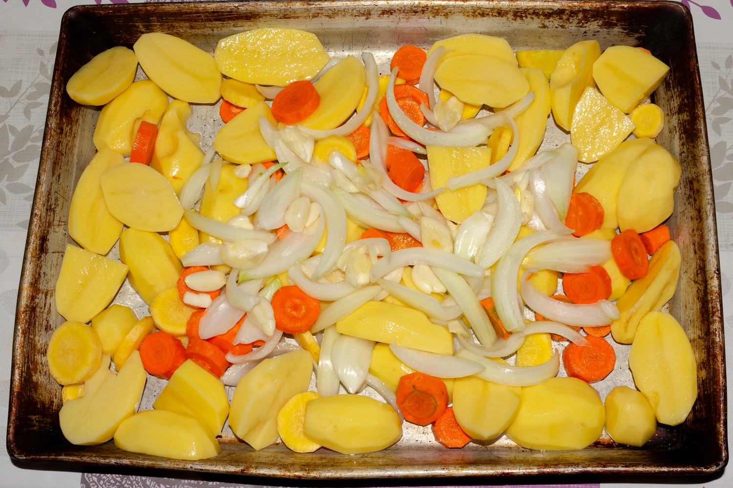 выложенные в форму овощи по рецепту  Баранина с овощами в духовке 