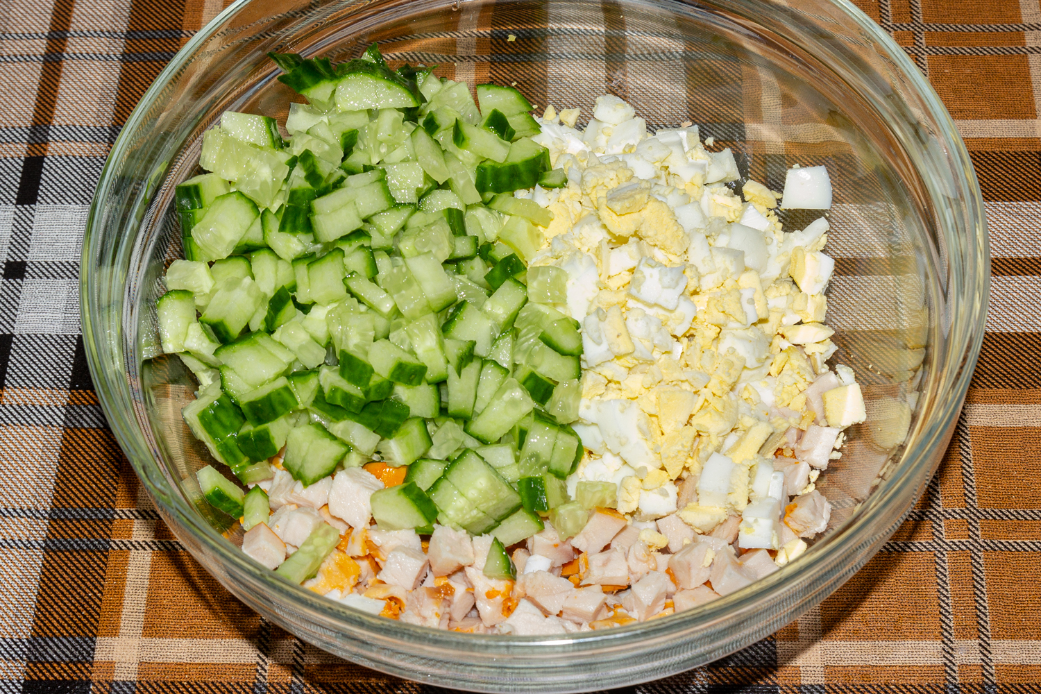 нарезанные огурцы и яйца по рецепту Салат с копчёной курицей, кукурузой и шампиньонами
