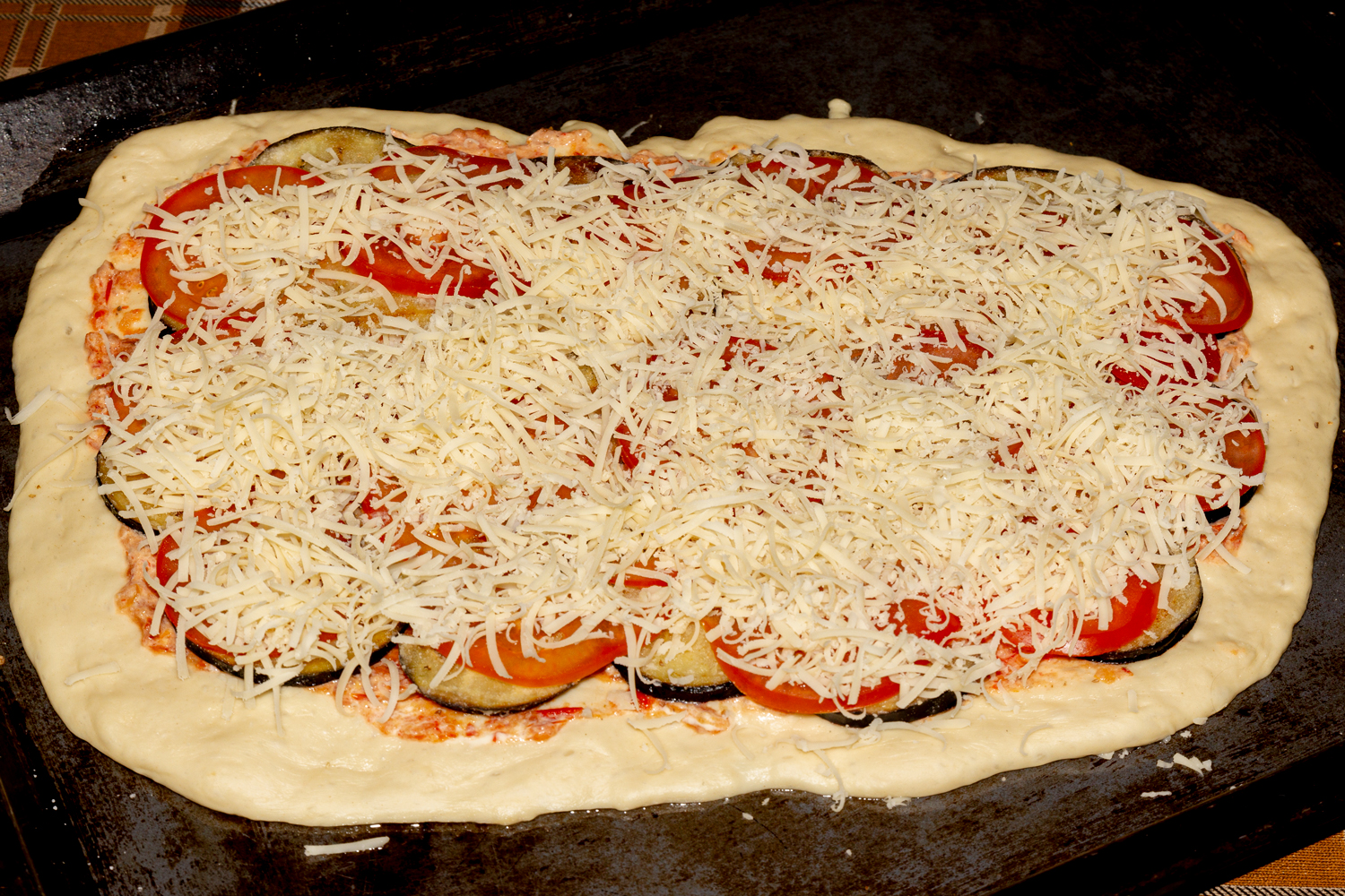 пицца с выложенными оовощами по рецепту Бездрожжевая пицца с баклажанами и помидорами
