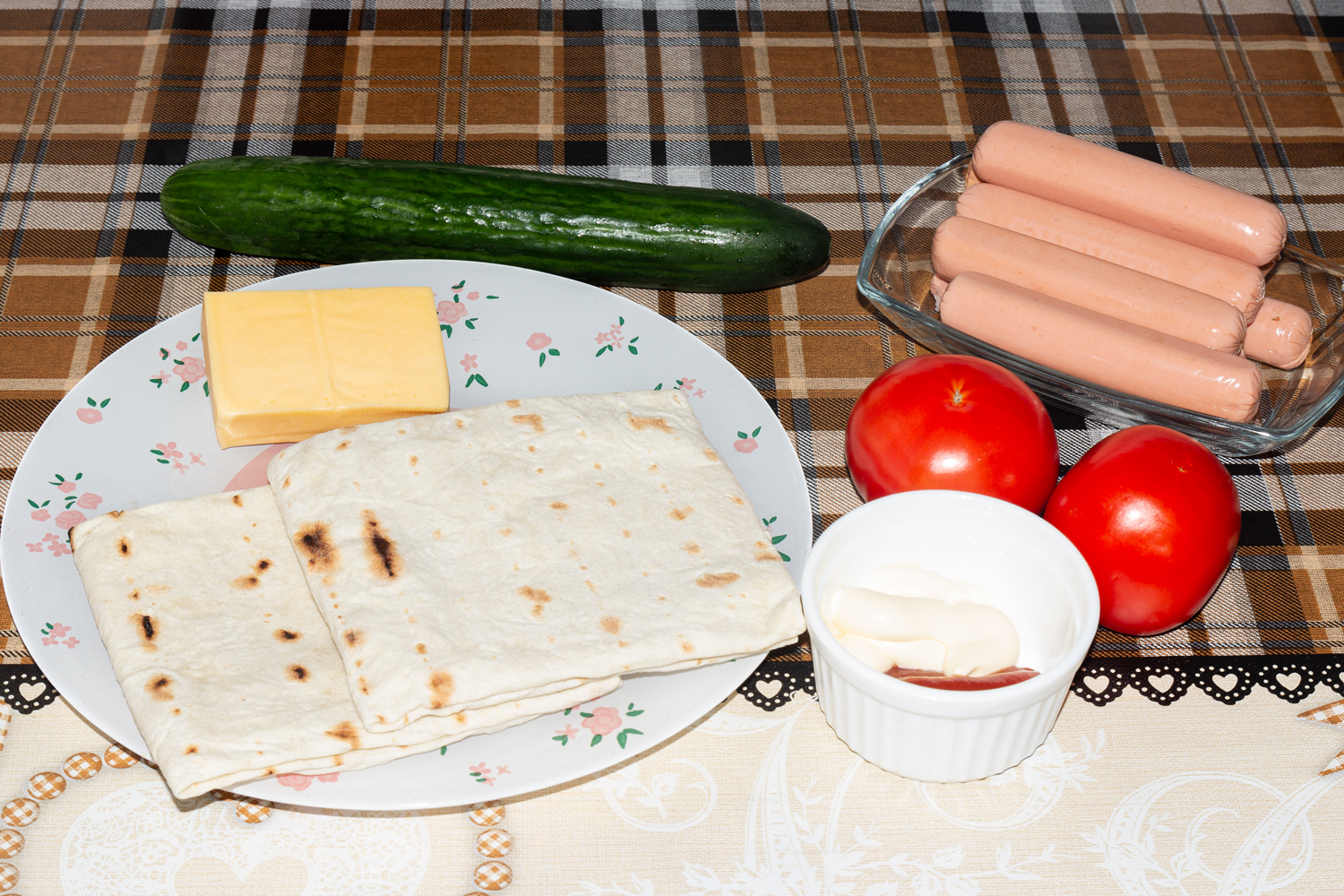 продукты для рецепта Хот-дог с маринованными огурцами и зеленым луком в лаваше