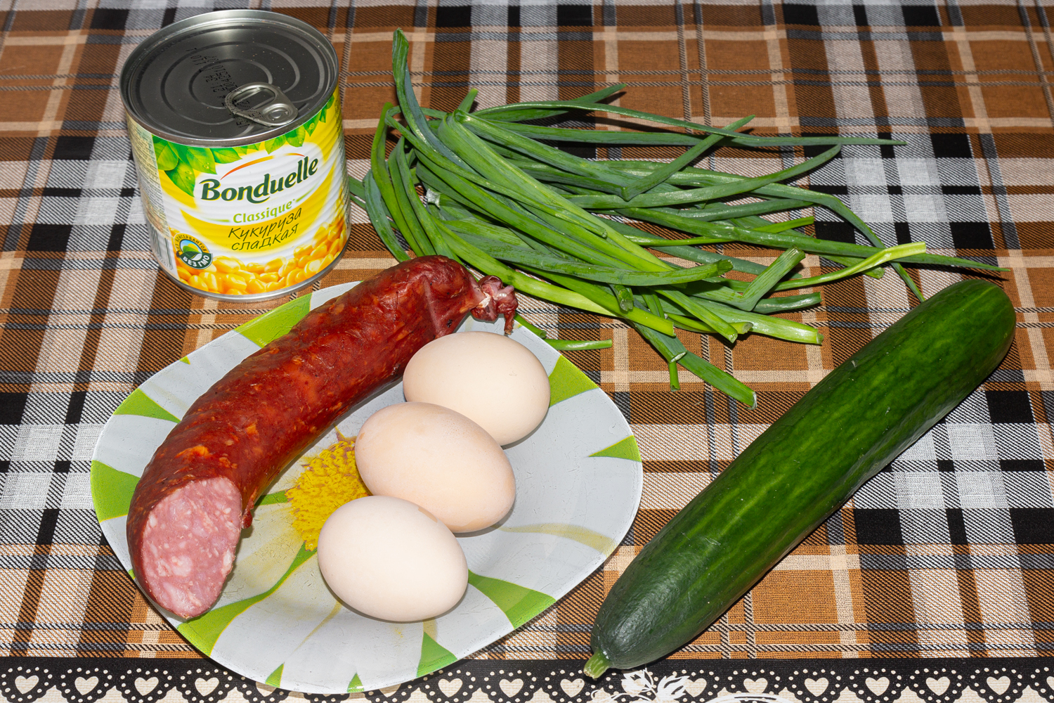 продукты для рецепта Салат с копчёной колбасой