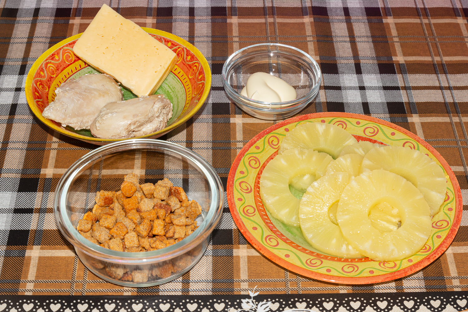 продукты для рецепта Салат с курицей и ананасами