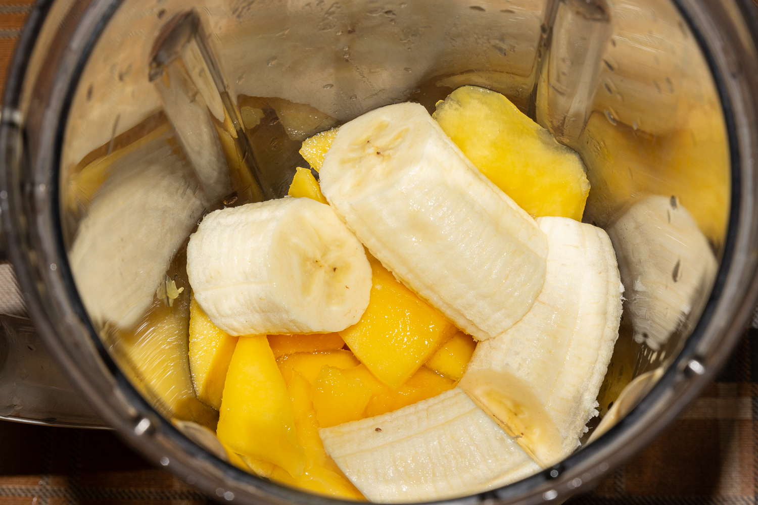 нарезанные фрукты по рецепту Смузи из манго и банана