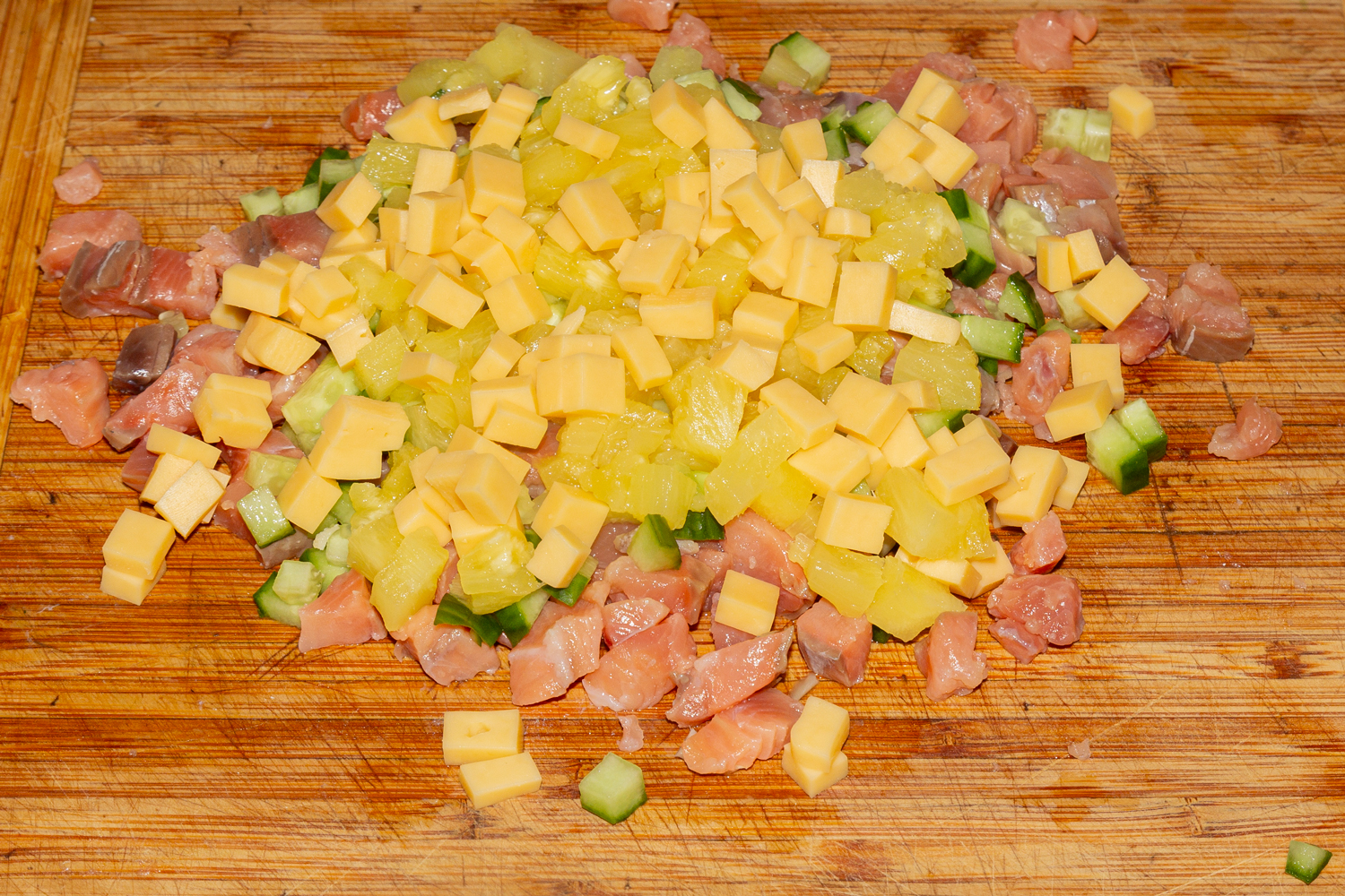 нарезанные продукты по рецепту Салат с пекинской капустой, форелью и ананасом