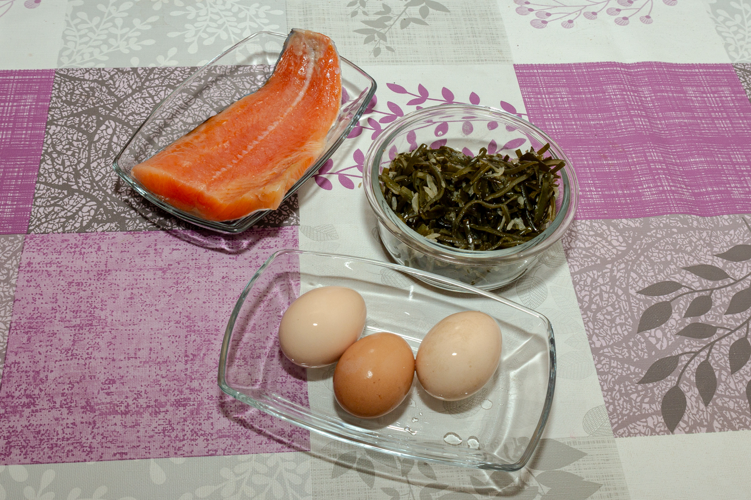 продукты для рецепта Салат из морской капусты, красной рыбы и яиц