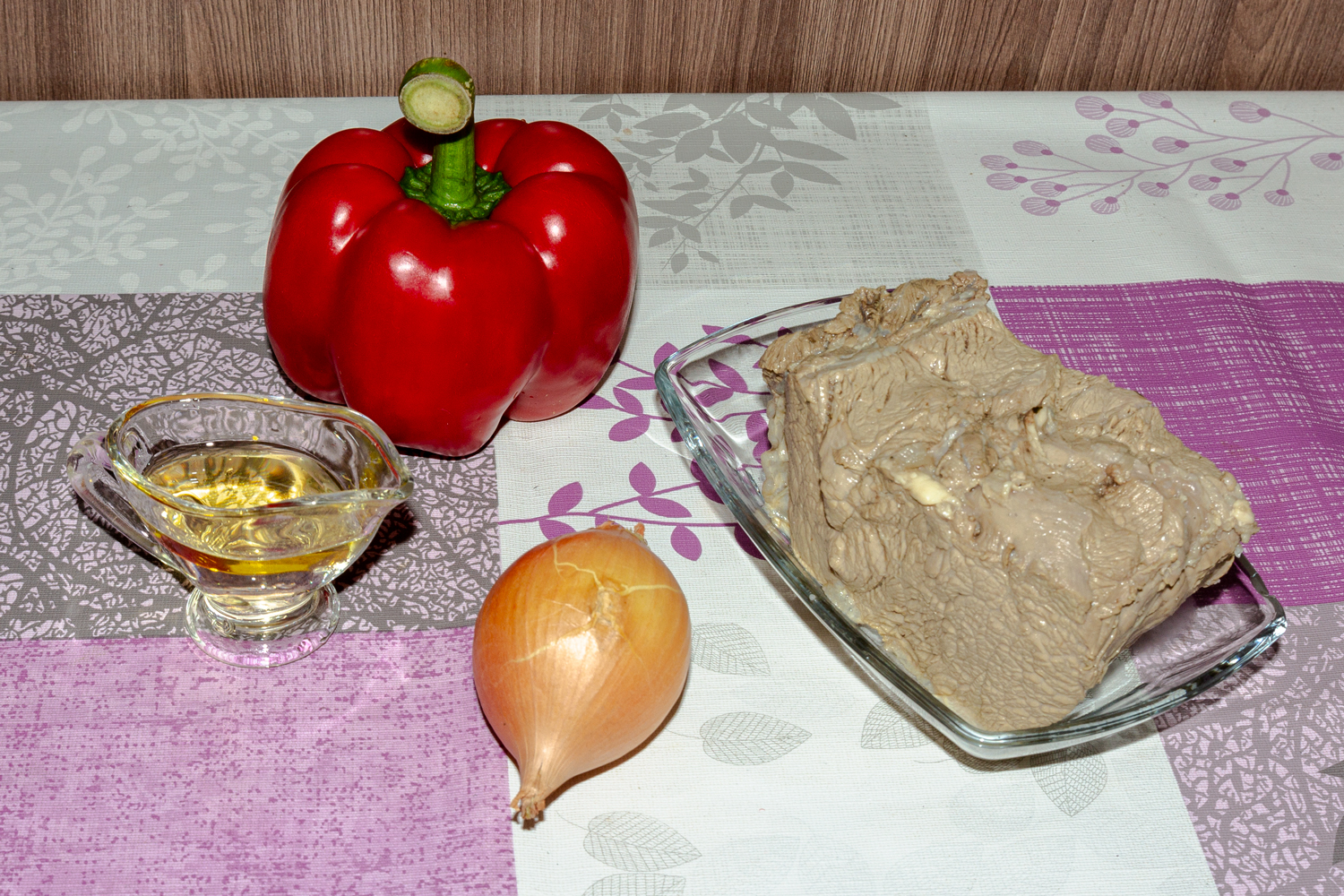 продукты для рецепта Салат из отварной говядины с болгарским перцем и огурцом