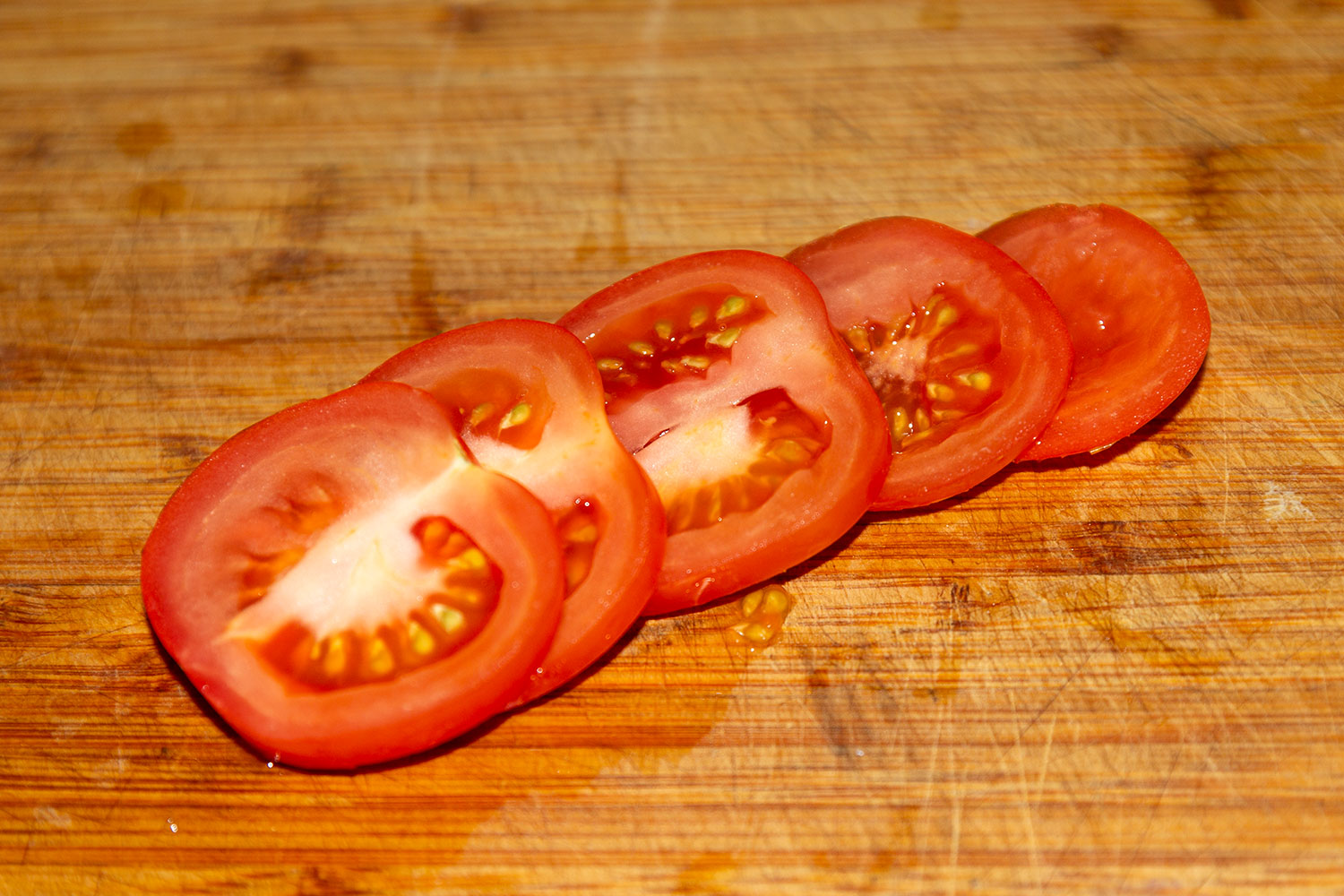 Нарежьте помидоры кружочками для рецепта