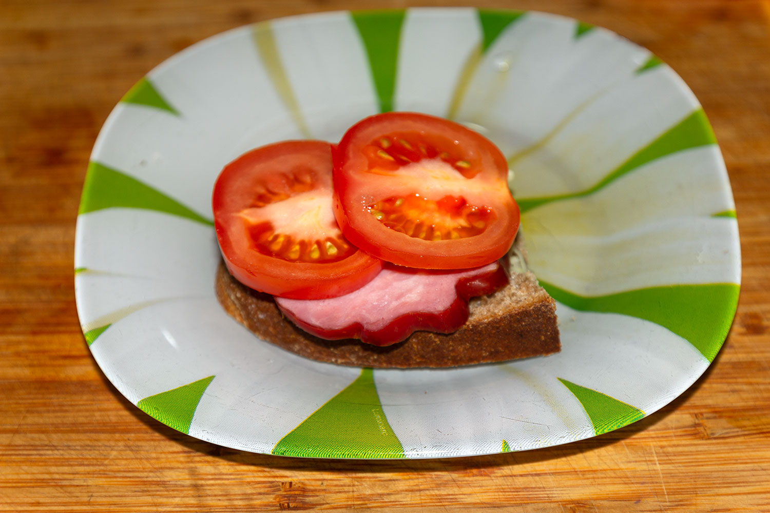 Кружки помидоров на бутерброде по рецепту