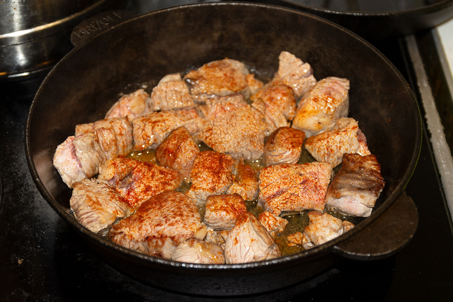 Обжариваем мясо для рецепта Жаркое в горшочке по-уральски