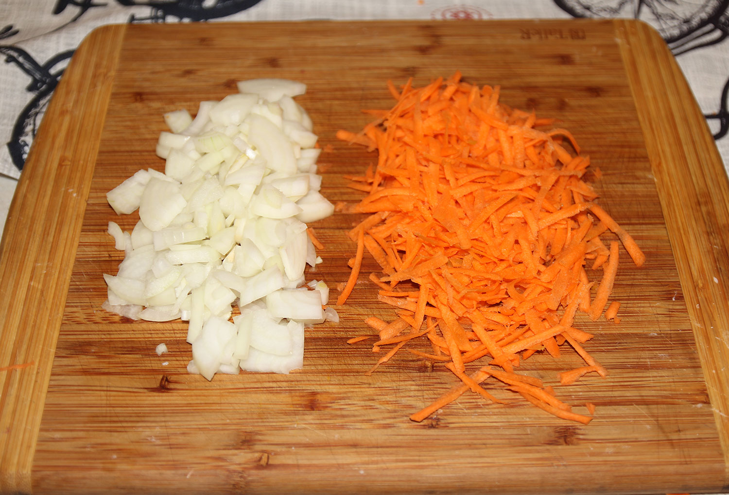 Нарезаем лук и натираем морковь для рецепта Жаркое в горшочке по-уральски