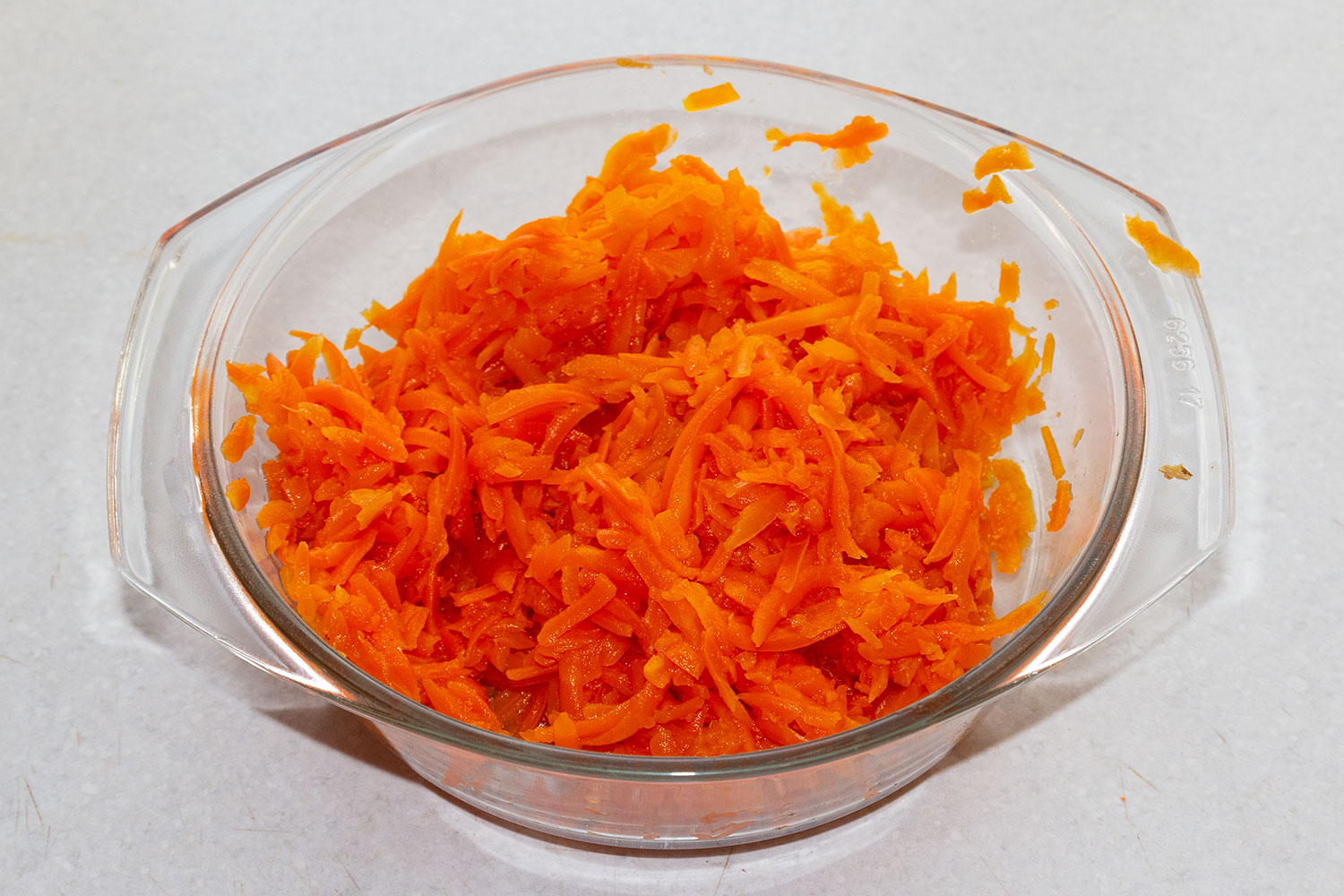 Натираем морковь для салата Мишутка