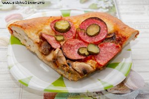 Пицца с солёными огурцами, салями и шампиньонами
