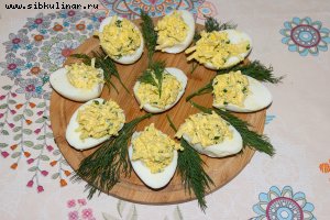 Яйца, фаршированные редисом и зелёным луком