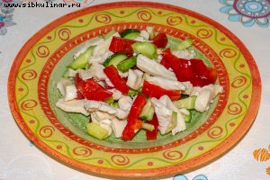 Салат с курицей и овощами без майонеза