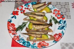 Бутерброды со шпротами, авокадо и творожным сыром