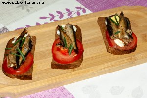 Бутерброды со шпротами и помидорами