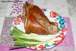 Свиная рулька, запеченная в духовке 