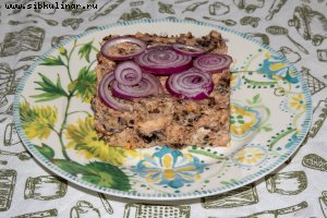 Салат из чернослива и копченого мяса курицы