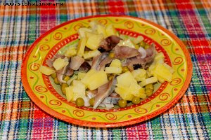 Салат с селёдкой, картофелем и зелёным горошком