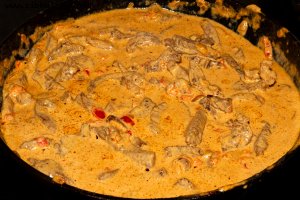 Говядина со сметанной томатной пастой, болгарским перцем и луком