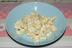 Салат с курицей, огурцами, сыром сулугуни и яйцами