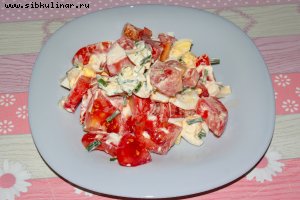 Салат с яйцами и помидорами