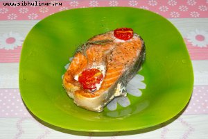 Семга с помидорами