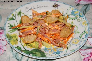 Салат с колбасой, морковью по-корейски, огурцами и сухариками