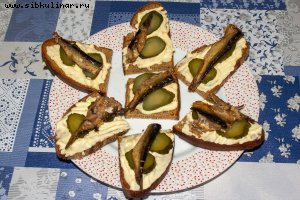 Бутерброды на ржаном хлебе со шпротами и соленым огурцом