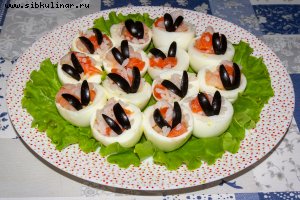 Яйца, фаршированные креветками и семгой
