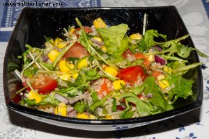 Салат с красной рыбой, киноа, кукурузой, помидорами и огурцом