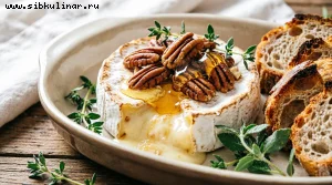 Сыр бри, запеченный с медом и орехами пекан
