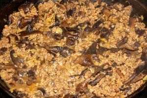 Фарш с грибами на сковороде