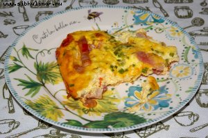 Омлет с овощами и копченой грудинкой