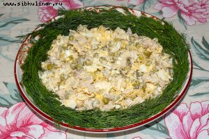 Салат с вареной курицей и горошком