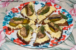 Бутерброды со шпротами, яйцом и огурцами