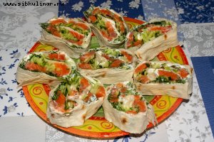 Лаваш с красной рыбой и огурцом