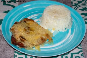 Свиные стейки с грибами под сыром