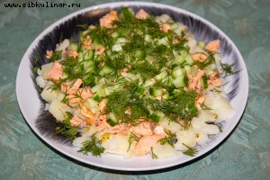 Теплый салат с форелью, картофелем и свежим огурцом