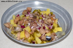 Салат с копченой скумбрией