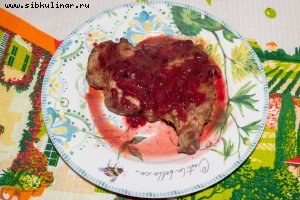Медальоны из свинины в ягодном соусе