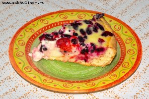 Песочный пирог с жимолостью и творогом