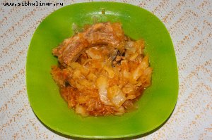 Тушеная капуста со свиными ребрышками