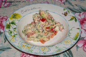 Средиземноморский салат с кускусом, помидорами и фетой